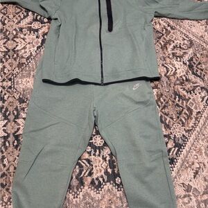 Nike tech Mens Green hoodie and Sweatpants - Lightweight Athletic